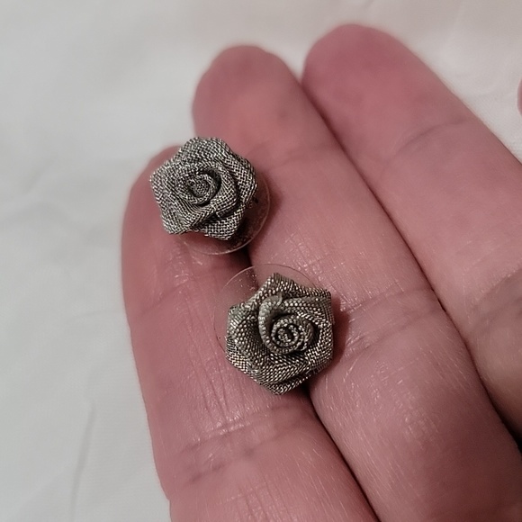 Grey, silver rose stud earrings - Picture 3 of 3
